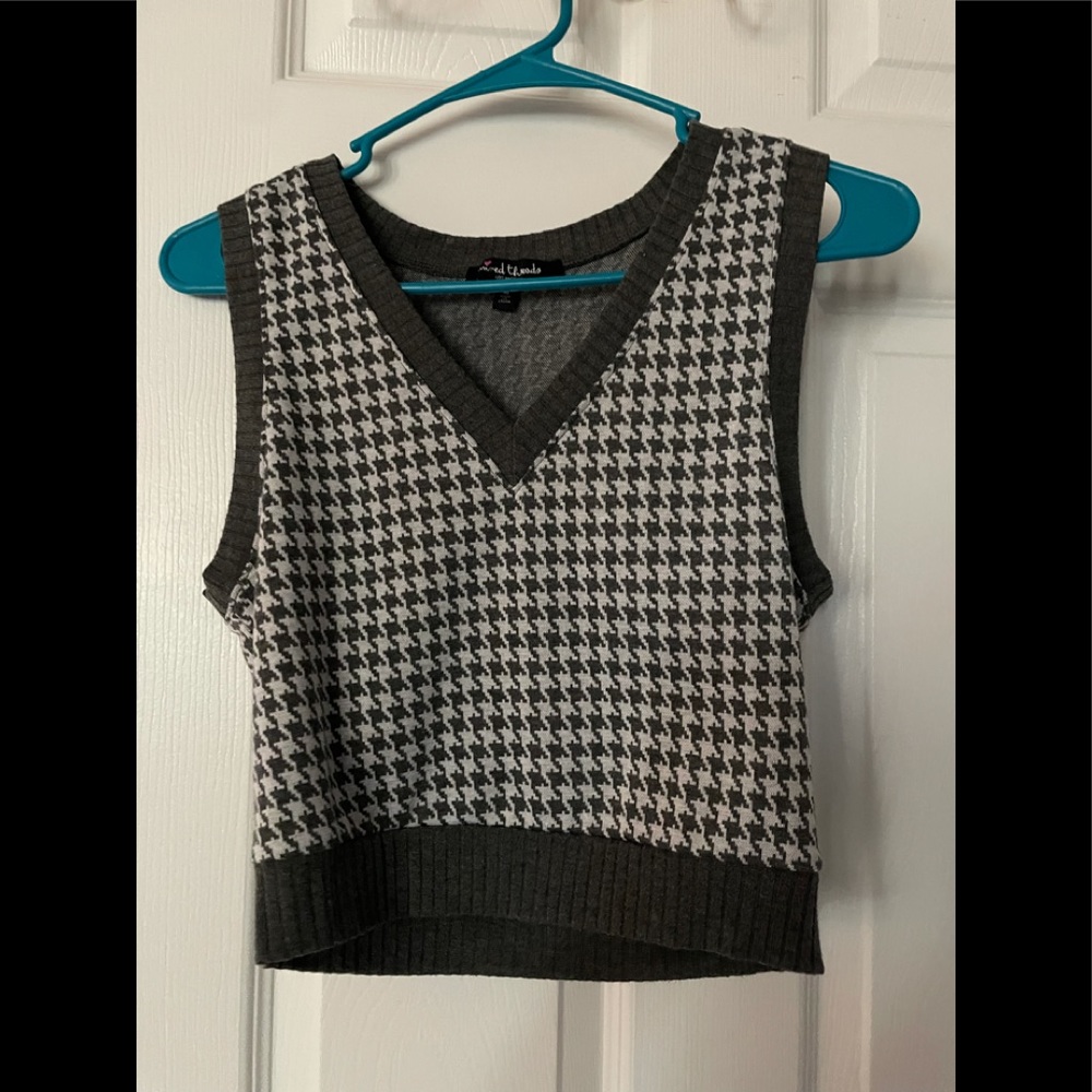 V neck houndstooth pattern sweater vest.